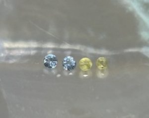 使用する石のカラーとサイズを比較している写真