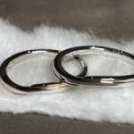 完成したペアの結婚指輪を並べた写真（正面寄り）