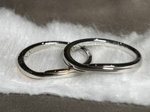 完成したペアの結婚指輪を並べた写真(正面寄り)