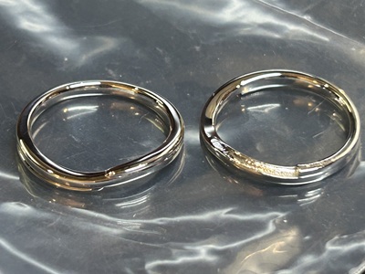 完成したペアの結婚指輪を並べた写真(やわらかな曲線デザイン)