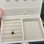 完成したスターガーネットのアニバーサリーペンダントをケースに収めた様子