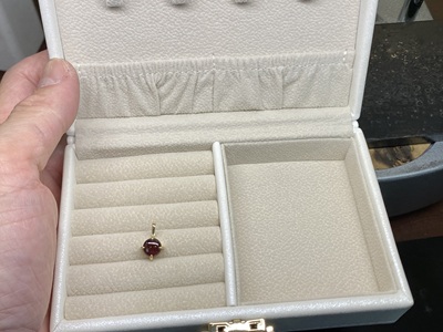 完成したスターガーネットのアニバーサリーペンダントをケースに収めた様子