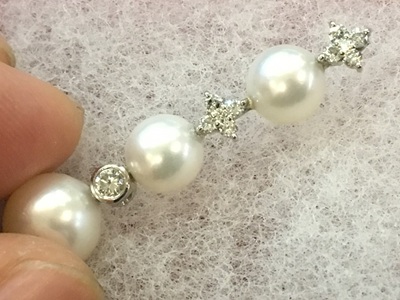 手のひらに載せた完成品のペンダント