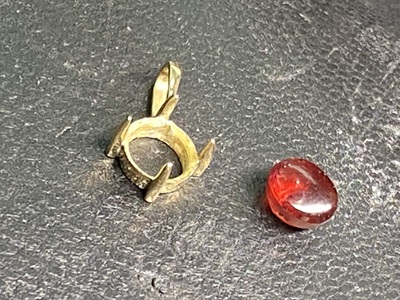 製作したペンダント枠とスターガーネットを並べた様子