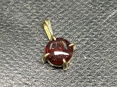 スターガーネットを留めた結婚25周年記念ペンダントトップ