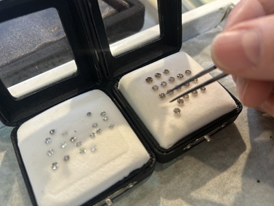 馬蹄ペンダントに使用するダイヤモンドを選んでいる様子