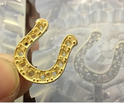 3Dプリントの原型から鋳造されたK18金製の馬蹄ペンダントの原型