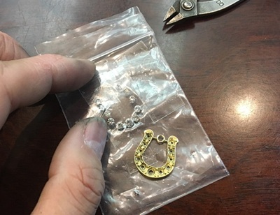 馬蹄ペンダント本体とチェーンを合わせて確認している様子