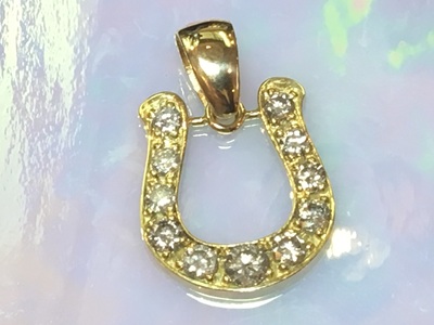 ダイヤモンドが留まり完成した馬蹄ペンダントトップ