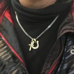 完成した馬蹄ペンダントを実際に着用した様子