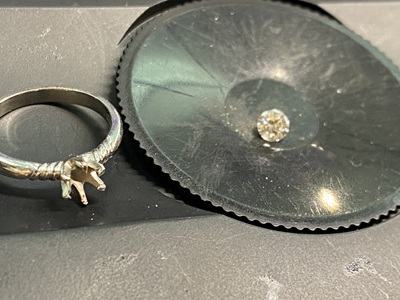 サイズが合わなくなったダイヤモンドリングと外したダイヤモンド