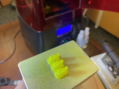 3Dプリンターで出力されたダイヤモンドペンダントの原型