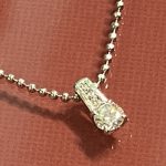 完成したダイヤモンドペンダントをチェーンに通した写真