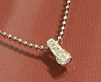 完成したダイヤモンドペンダントをチェーンに通した写真