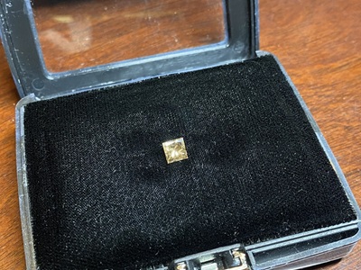 黒いケースに入ったスクエアシェイプのコニャックダイヤモンド