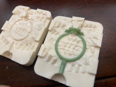 リング原型が収まった二つの型材の写真