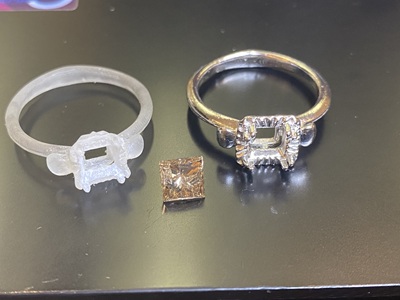 原型リングと完成途中のリング、コニャックダイヤモンドを並べた写真