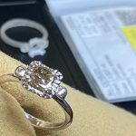 布の上に置かれた完成間近のコニャックダイヤモンドリング