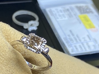 布の上に置かれた完成間近のコニャックダイヤモンドリング