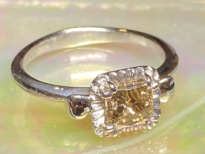 完成したコニャックダイヤモンドリングの接写写真