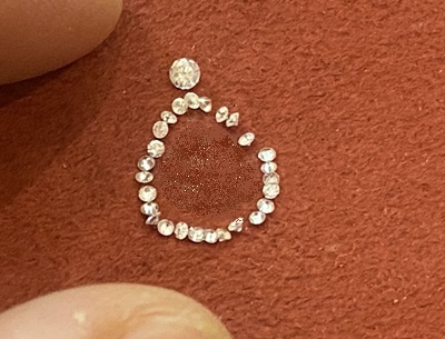 小袋に入れられたダイヤモンドを取りだしドロップの輪郭設計