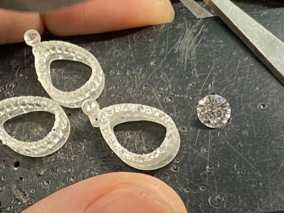 手に乗せた3Dプリントの樹脂モデル