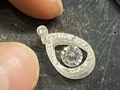 3Dプリントされた原型にて石留め作業のシミュレーション