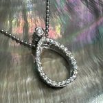 完成したしずく型のダイヤモンドペンダント