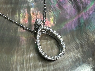 完成したしずく型のダイヤモンドペンダント