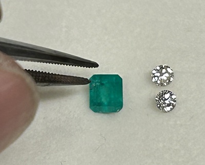 返却されていたエメラルドとダイヤモンド2ピースを並べた写真