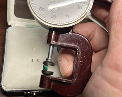 エメラルドの厚みを計測している工程写真