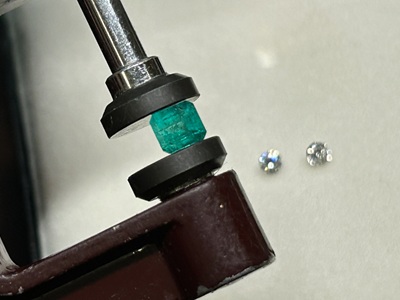 エメラルドを横から見て高さと厚みを確認している写真