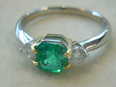 新しく完成したエメラルドとダイヤモンドのリング