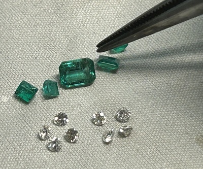 小袋に入った宝石を取り出す様子