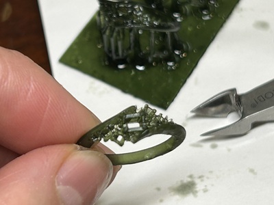 樹脂モデルを手に持っている様子