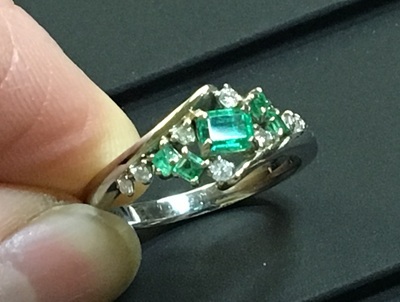 完成したエメラルドリング、ジュエリーの写真