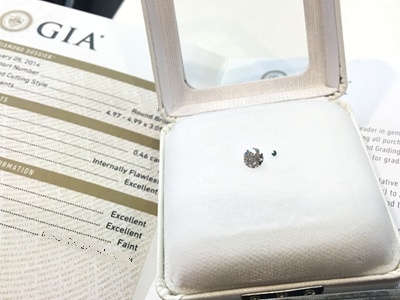 GIA鑑定書の上に置かれたケースに収まるダイヤモンドの写真