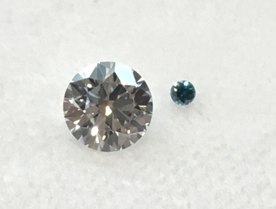 白い背景の上で主役のダイヤモンドを接写した写真