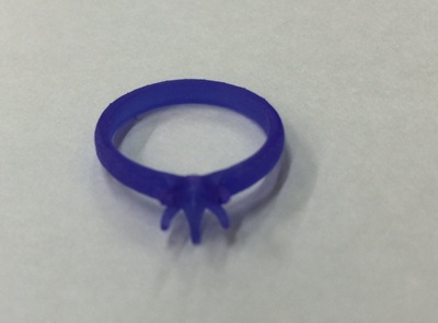 3Dプリントした脂原型、リングを正面寄りから撮影した写真