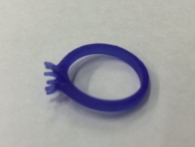 3Dプリントした脂原型のリングを斜め横から撮影した写真