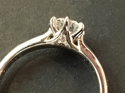 完成したダイヤモンドリングの石座部分を横から写した写真