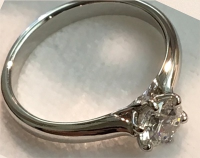 完成したシンプルなダイヤモンドリングを斜め上から撮影した写真