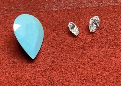 トルコ石と脇石候補のマーキス形ダイヤモンドを並べた様子