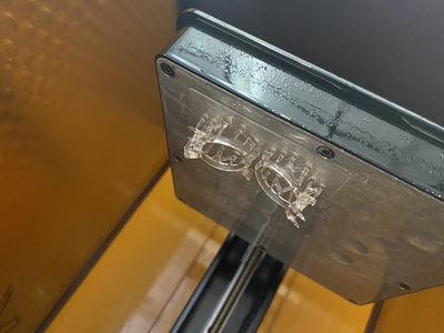 3Dプリント後のリング原型が造形プレートに付いた状態