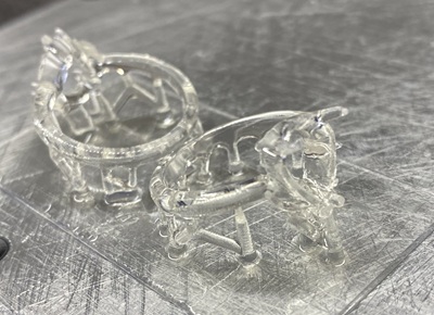 3Dプリントしたリング原型とトルコ石、脇石を並べた様子