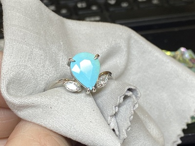 白い布の上に置いたトルコ石リングの完成写真