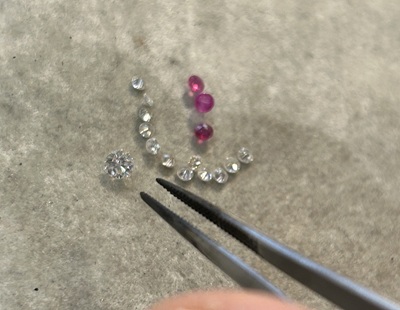 指輪から外したルビーとダイヤモンドを並べた写真