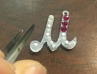 Mペンダント原型にルビーを仮置きした写真