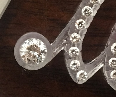 ご褒美として加える大粒ダイヤモンドの拡大写真