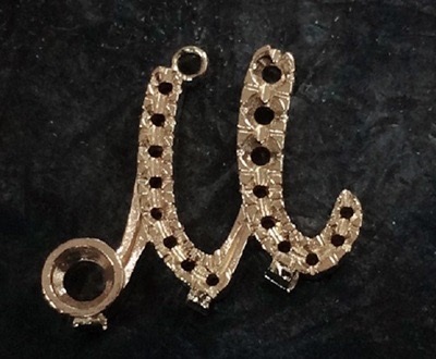 金属になったMペンダント枠の写真